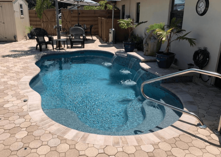 Fiberglass swimming pool